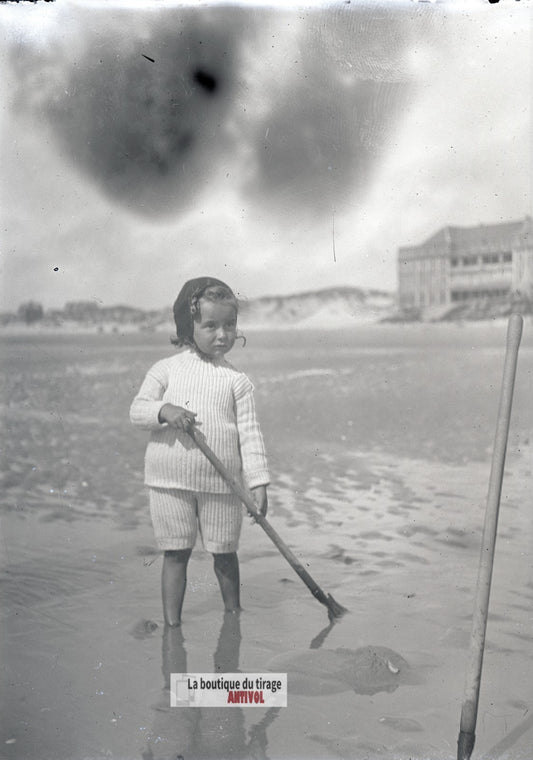 Enfant à la pelle, Berck-sur-Mer, plaque verre photo ancienne, négatif 9x12 cm