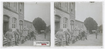 Soldats, village, guerre WW1, plaque de verre photo ancienne stéréo 6x13 cm