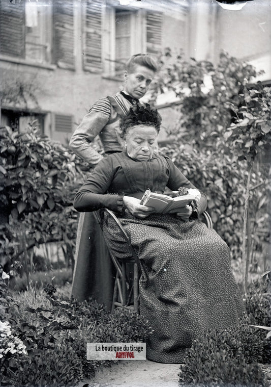 Photographie de 2 femmes, jardin, plaque verre photo ancienne, négatif 9x12 cm