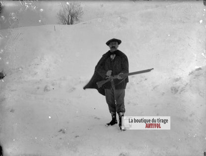Chasseur dans un paysage enneigé, plaque verre photo ancienne, négatif 9x12 cm