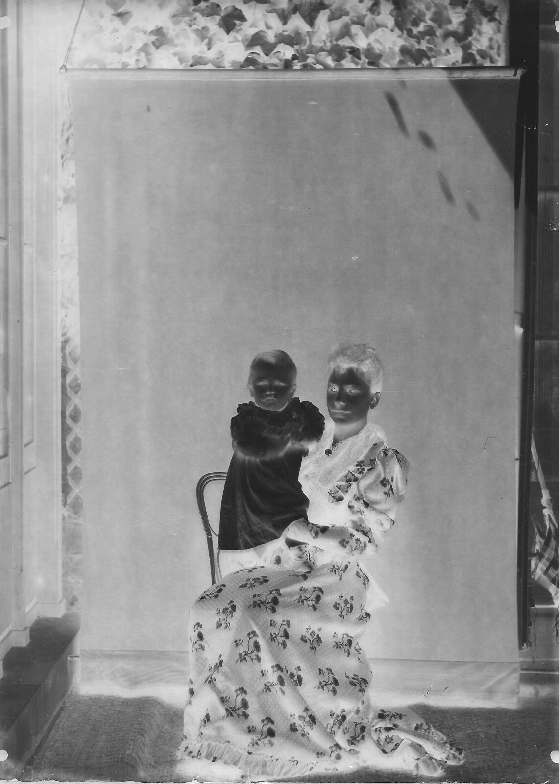 Plaque verre photo ancienne négatif 13x18 cm, noir & blanc vintage maman enfant