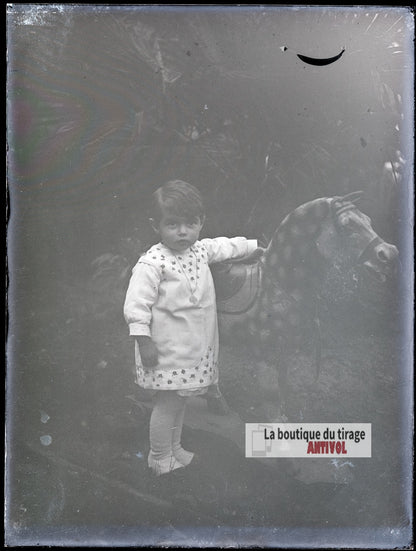 Jeune enfant avec cheval à bascule, plaque verre photo ancienne, négatif 9x12 cm
