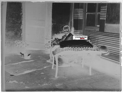 Enfant bébé, Plaque verre photo ancienne, négatif noir & blanc 9x12 cm