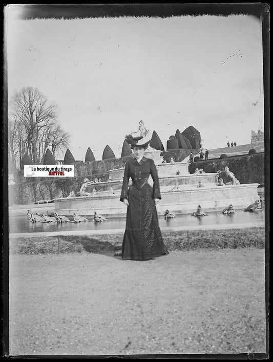 Versailles, femme en robe, Plaque verre photo négatif noir & blanc 9x12 cm