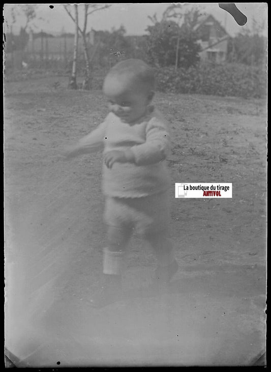 Jeu, bébé, jardin, Plaque verre photo ancienne, négatif noir & blanc 6x9 cm