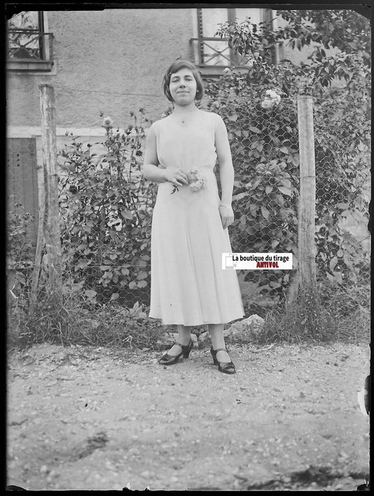 Femme en robe, Plaque verre photo ancienne, négatif noir & blanc 9x12 cm