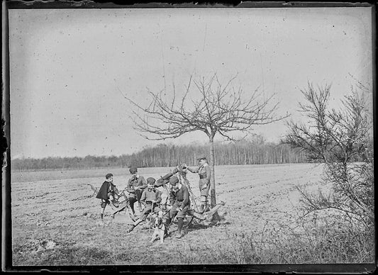 Plaque verre photo ancienne négatif noir et blanc 6x9 cm chien jeu enfants champ - La Boutique Du Tirage 