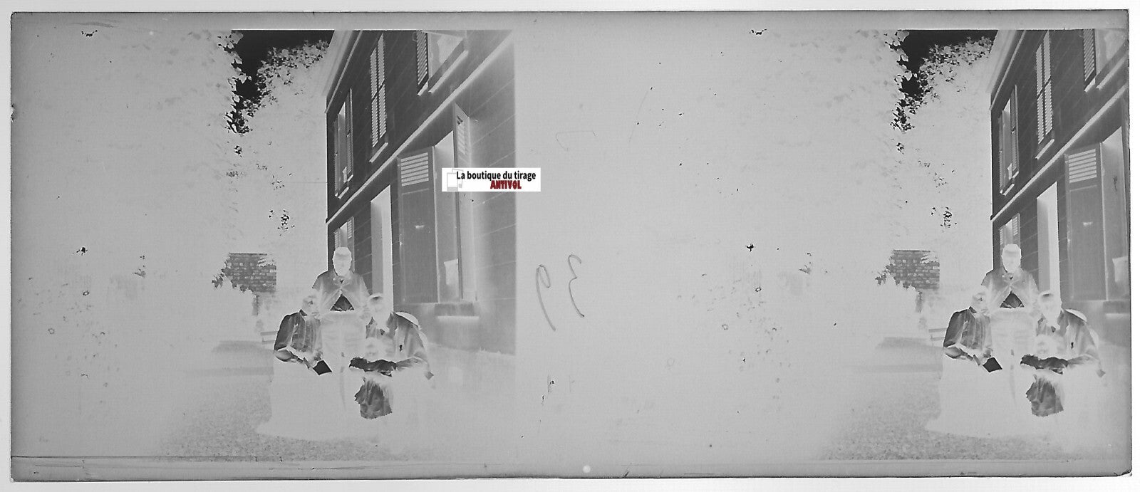 Personnes, maison, Plaque verre photo stéréo, négatif noir & blanc 4,5x10,7 cm