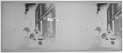 Personnes, maison, Plaque verre photo stéréo, négatif noir & blanc 4,5x10,7 cm
