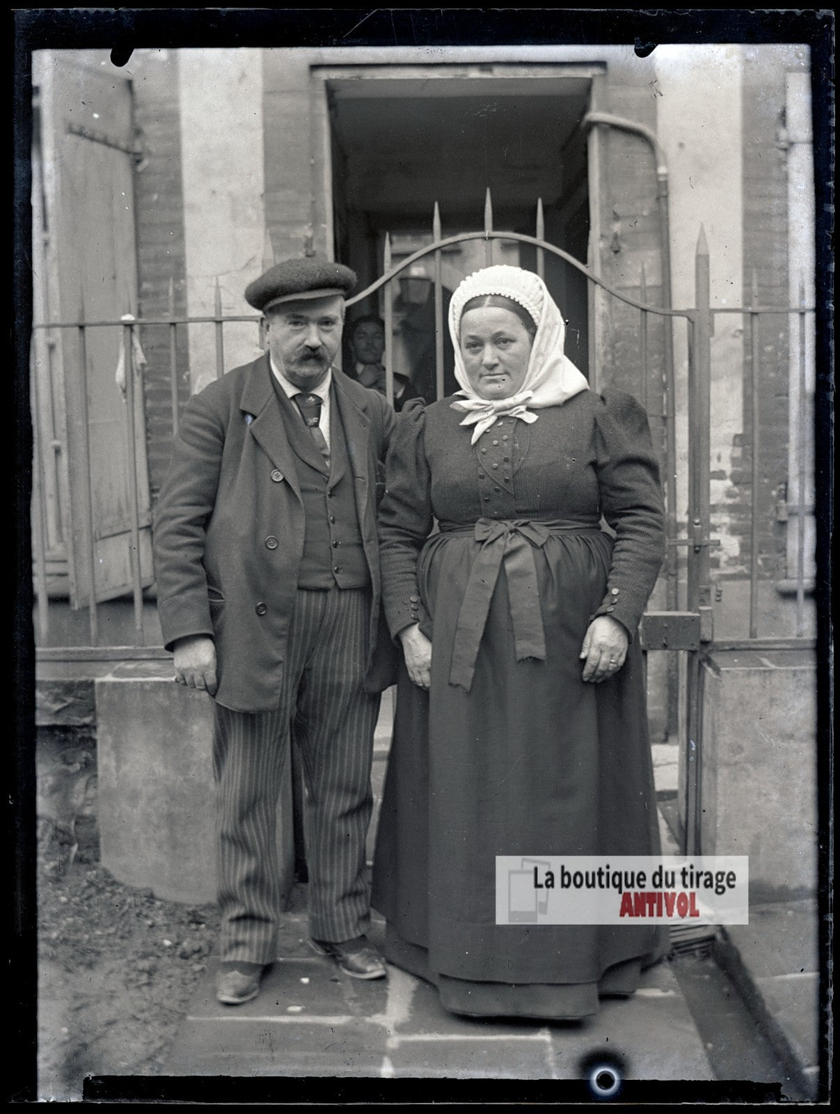 Couple en costume traditionnel, plaque verre photo ancienne, négatif 9x12 cm