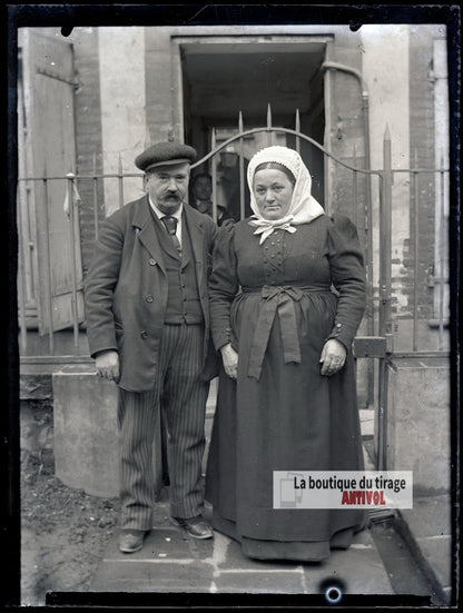 Couple en costume traditionnel, plaque verre photo ancienne, négatif 9x12 cm
