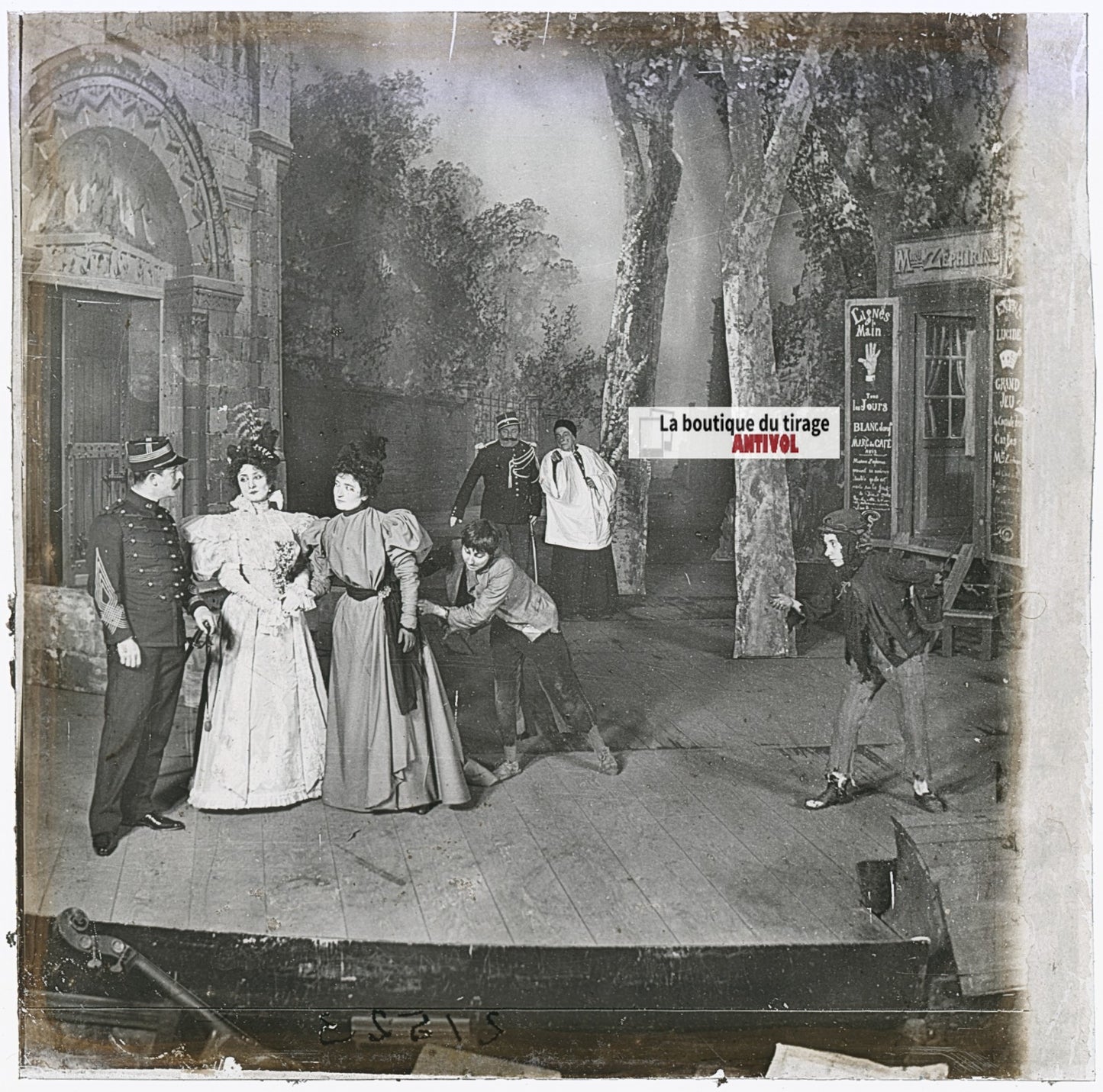 Les Deux Gosses, théâtre, photo ancienne plaque verre, noir & blanc, 8,4x8,4 cm