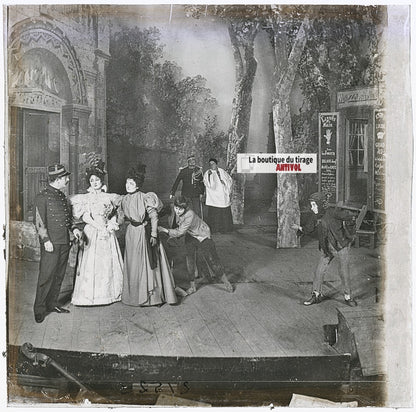 Les Deux Gosses, théâtre, photo ancienne plaque verre, noir & blanc, 8,4x8,4 cm