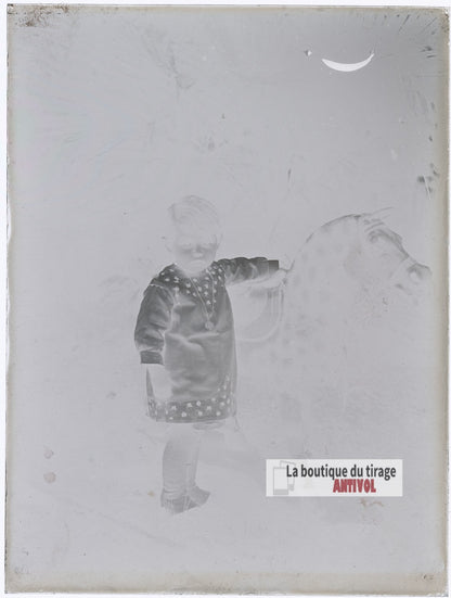 Jeune enfant avec cheval à bascule, plaque verre photo ancienne, négatif 9x12 cm