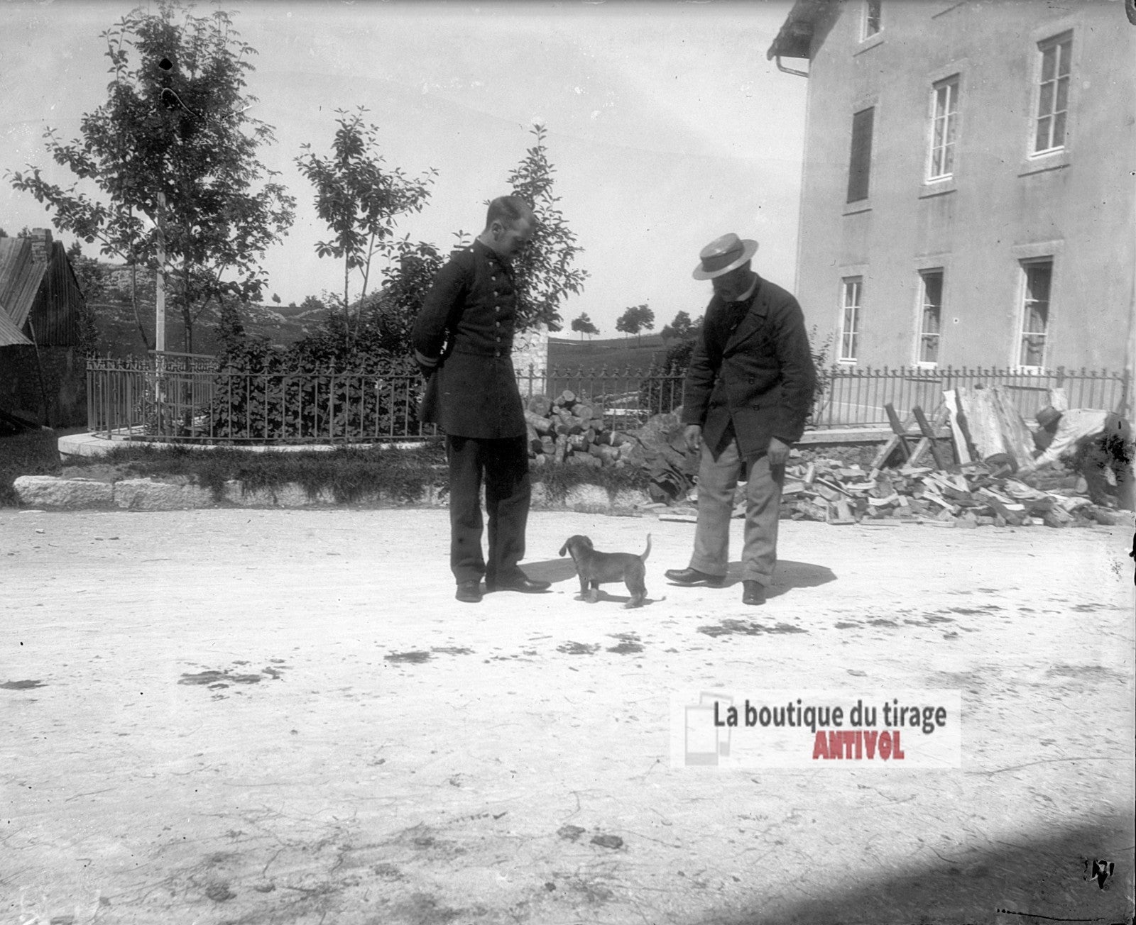 Deux hommes, chien, militaire, plaque verre photo ancienne, négatif 9x12 cm