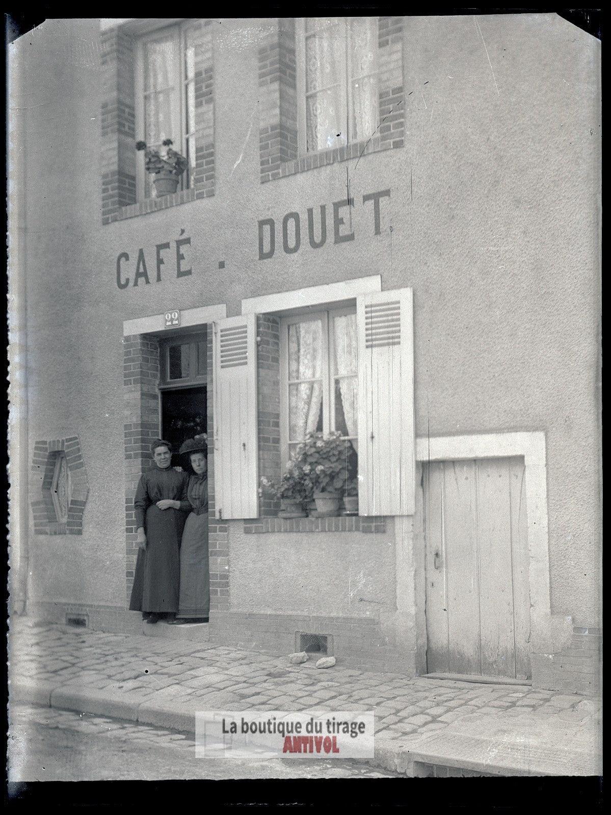 Café Douet, France village, plaque verre, photo ancienne, négatif 9x12 cm