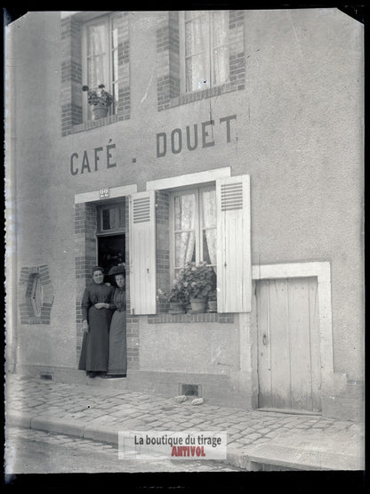 Café Douet, France village, plaque verre, photo ancienne, négatif 9x12 cm