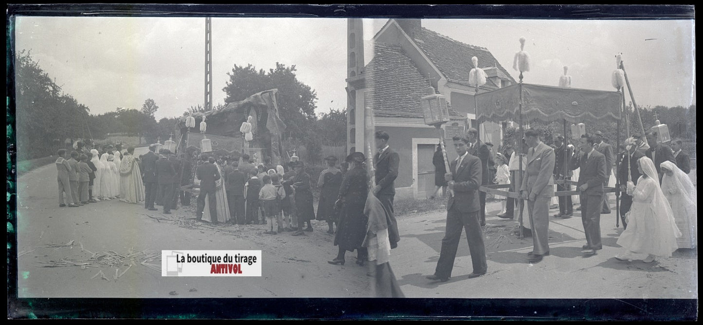 Procession, village France, plaque verre, photo ancienne, négatif N&B 6x13 cm