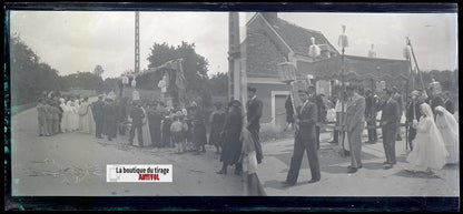 Procession, village France, plaque verre, photo ancienne, négatif N&B 6x13 cm