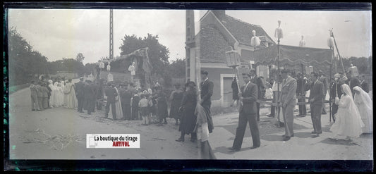 Procession, village France, plaque verre, photo ancienne, négatif N&B 6x13 cm
