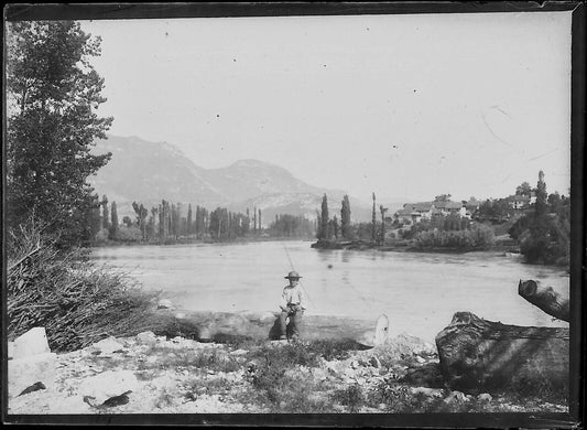 Plaque verre photo ancienne négatif noir et blanc 6x9 cm enfant rivière village - La Boutique Du Tirage 