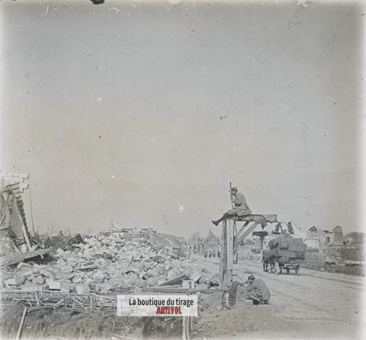 Village en ruines, soldat guerre WW1, plaque verre photo ancienne stéréo 6x13 cm
