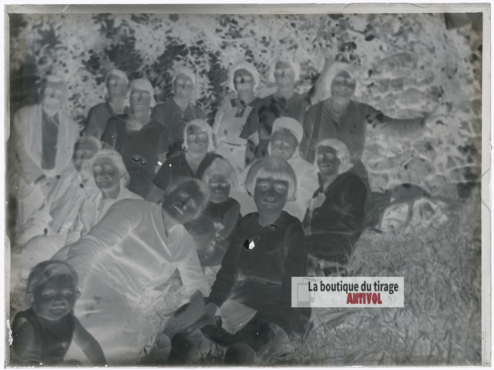 Portrait de famille en plein air, plaque verre photo ancienne, négatif 9x12 cm