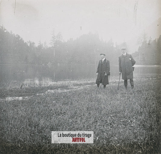 Promenade au bord d’un étang, plaque verre stéréo, photo ancienne 4,5x10,7 cm