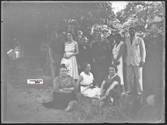 Famille, jardin, Plaque verre photo ancienne, négatif noir & blanc 9x12 cm