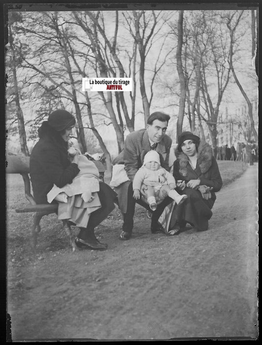 Famille, parc jardin, Plaque verre photo ancienne, négatif noir & blanc 9x12 cm