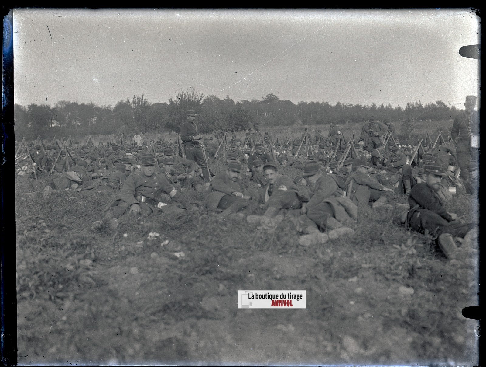 Soldats français au repos, plaque verre, photo ancienne, négatif N&B 9x12 cm