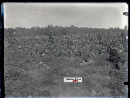 Soldats français au repos, plaque verre, photo ancienne, négatif N&B 9x12 cm