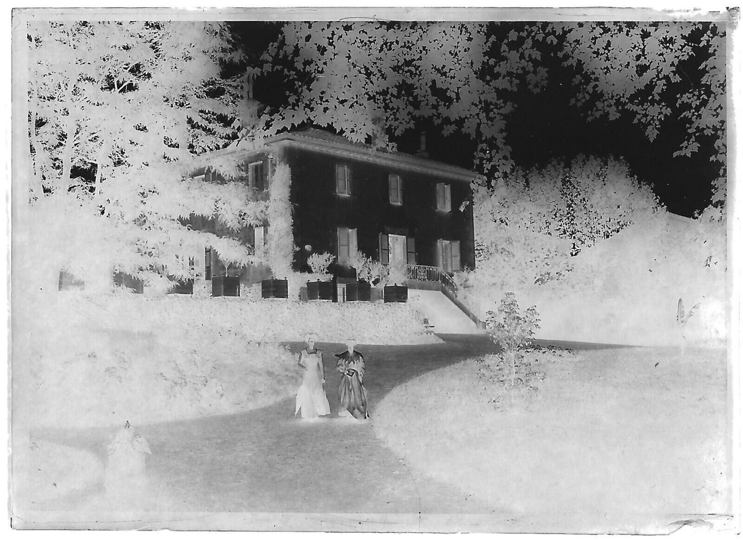 Plaque verre photo négatif noir et blanc 6x9 cm dames en robe, château France 