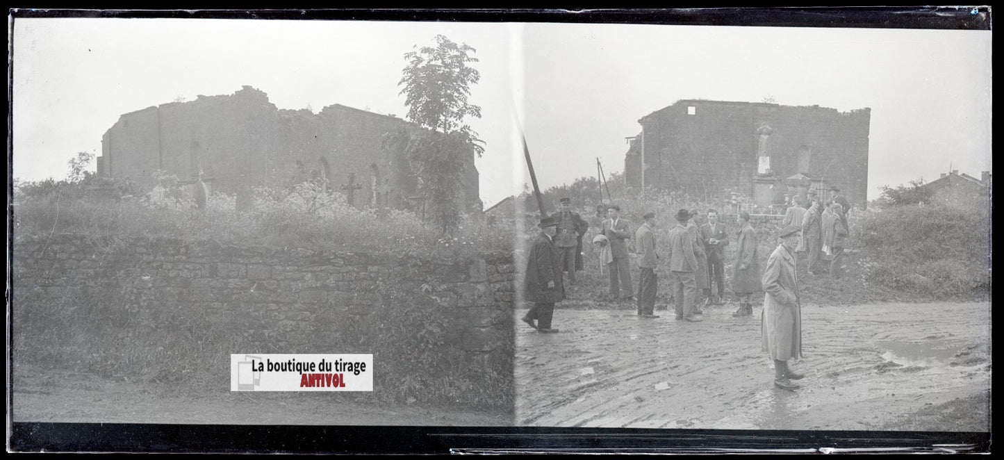 Ruines d’église, hommes, plaque verre, photo ancienne, négatif N&B 6x13 cm