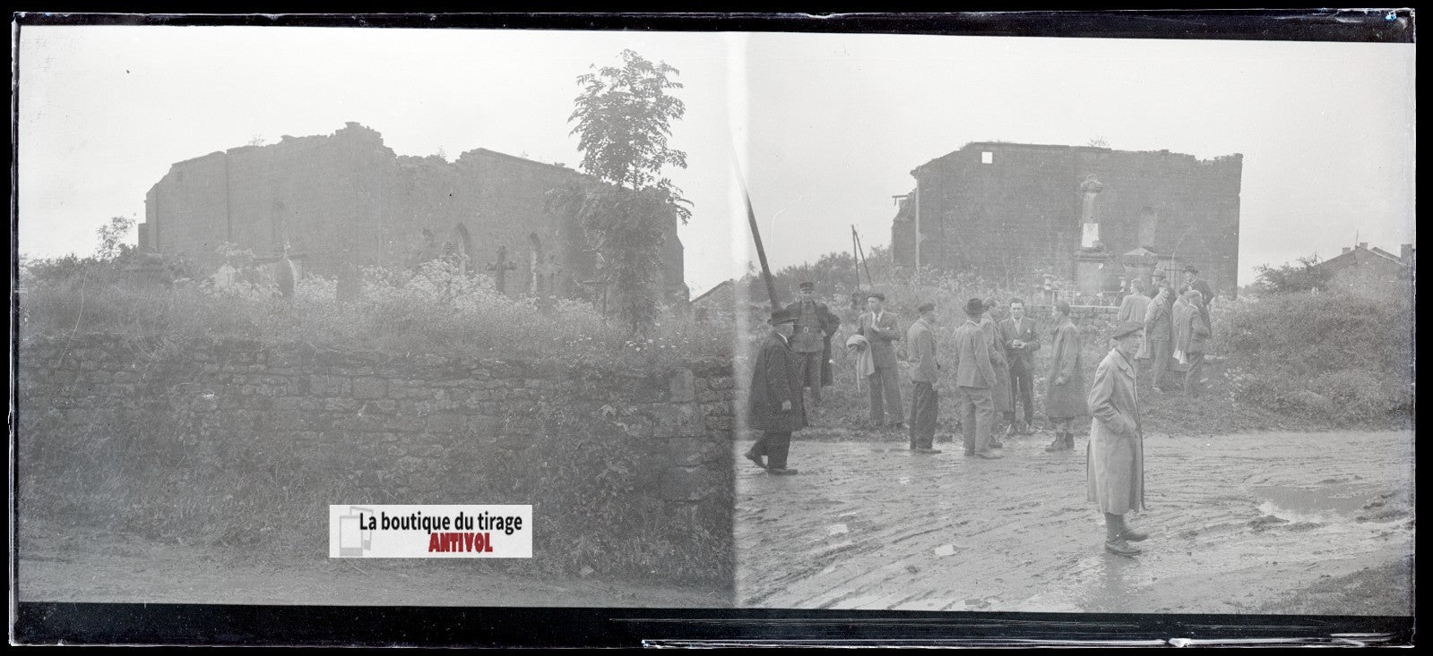 Ruines d’église, hommes, plaque verre, photo ancienne, négatif N&B 6x13 cm