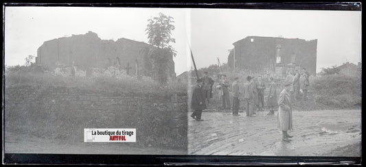 Ruines d’église, hommes, plaque verre, photo ancienne, négatif N&B 6x13 cm