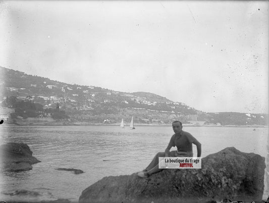 Homme sur les rochers, mer voilier, plaque verre photo ancienne, négatif 9x12 cm
