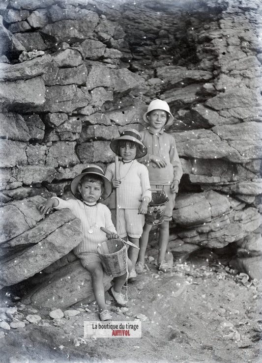 Enfants aux rochers, France, plaque verre photo ancienne, négatif 9x12 cm