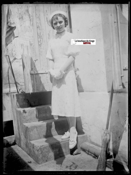 Femme en robe, France, Plaque verre photo ancienne, négatif noir & blanc 9x12 cm