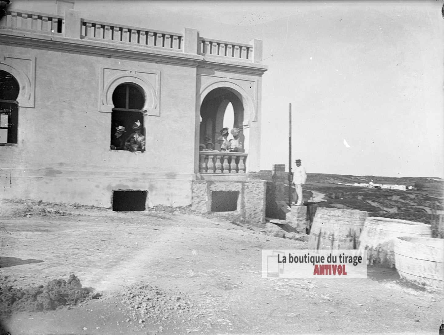 Villa, Tunisie, personnages, plaque verre photo ancienne, négatif 9x12 cm