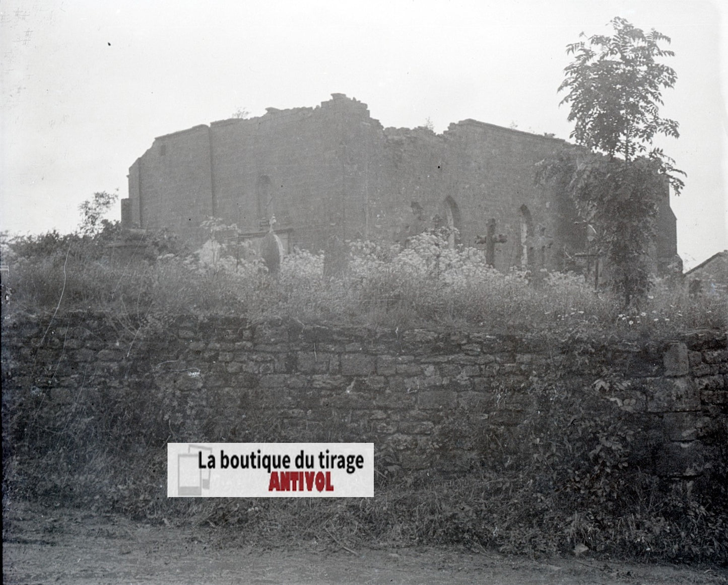 Ruines d’église, hommes, plaque verre, photo ancienne, négatif N&B 6x13 cm