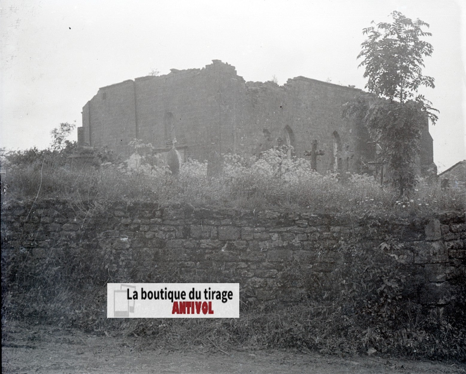 Ruines d’église, hommes, plaque verre, photo ancienne, négatif N&B 6x13 cm