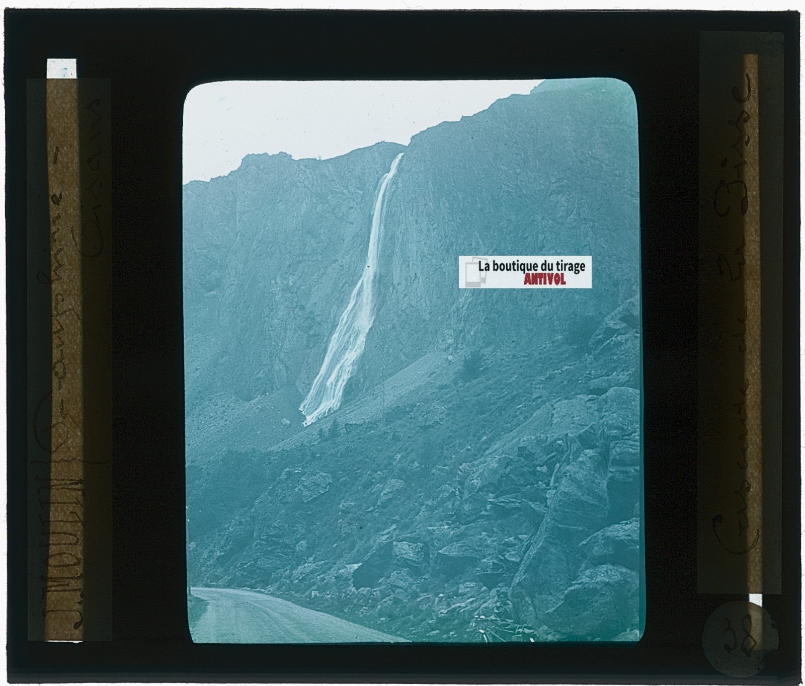 Cascade de la Pisse, photo J. Moulin, plaque verre, couleur, positif 8,5x10 cm