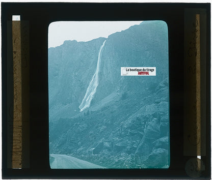 Cascade de la Pisse, photo J. Moulin, plaque verre, couleur, positif 8,5x10 cm