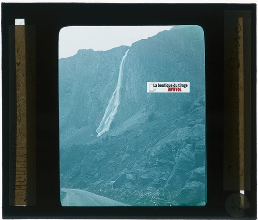 Cascade de la Pisse, photo J. Moulin, plaque verre, couleur, positif 8,5x10 cm