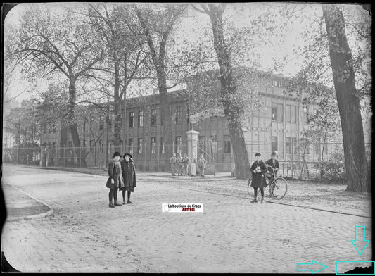 Caserne militaire, Plaque verre photo ancienne négatif noir et blanc 13x18 cm