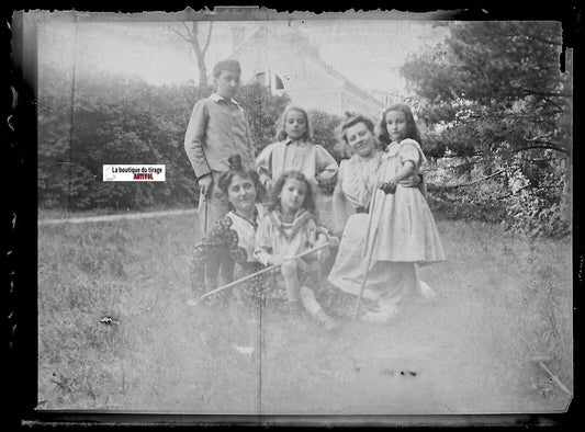 Famille, parc, Plaque verre photo ancienne, négatif noir & blanc 6x9 cm