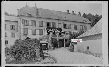 Plaque verre photo ancienne, négatif noir & blanc 9x14 cm, Montbenoît, hôtel