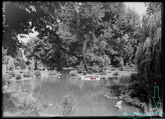 Plaque verre photo ancienne négatif noir et blanc 13x18 cm Vichy parc public