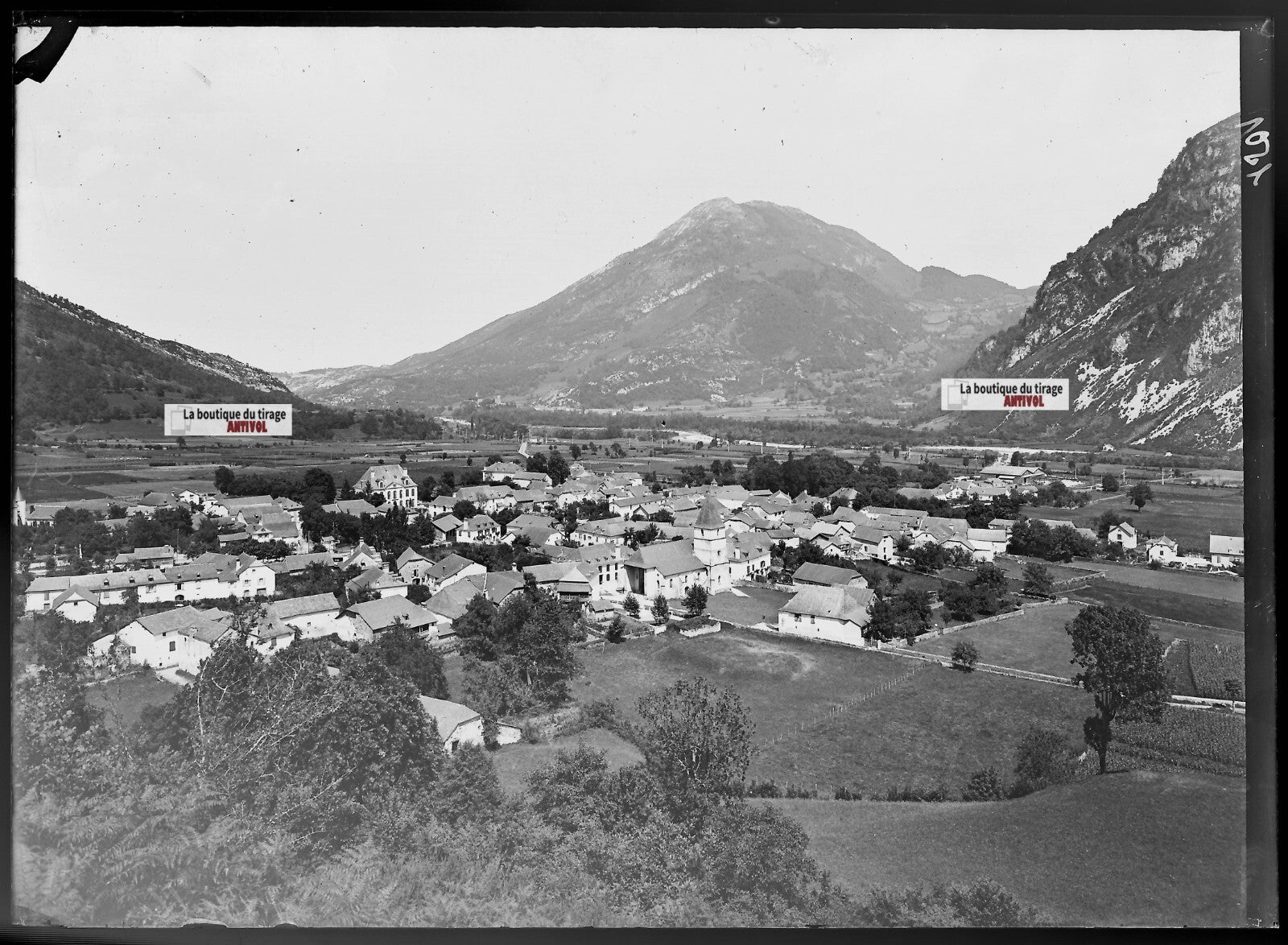 Plaque verre photo ancienne négatif noir et blanc 13x18 cm Bielle village France